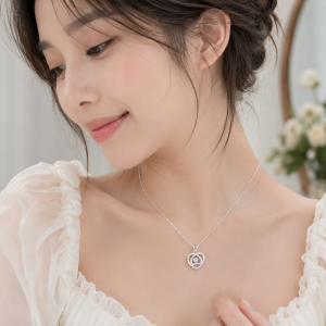 Dây chuyền trái tim đá giữa bạc ý