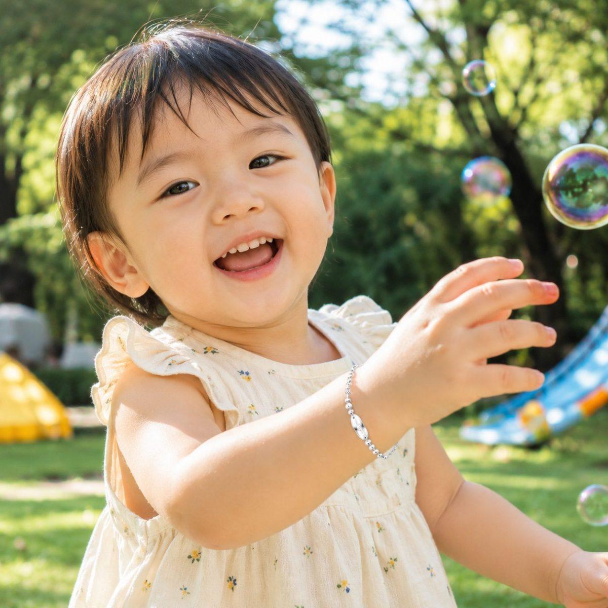 Mùa Hè Có Nên Cho Bé Đeo Vòng Bạc Thường Xuyên Không?