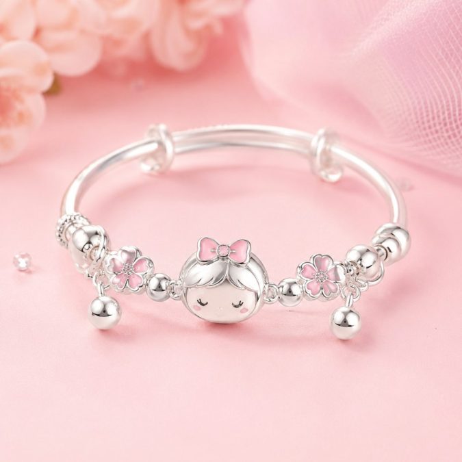 Vòng Bạc Cho Bé Gái 1 Tuổi Nên Chọn Loại Nào Để Vừa Đẹp Vừa An Toàn?