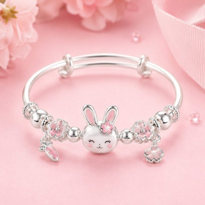 Vòng Bạc Cho Bé Gái 2 Tuổi Nên Chọn Loại Nào Để Bé Thoải Mái Vận Động?