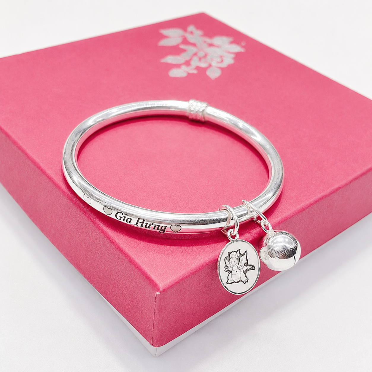 Vòng bạc tròn trơn khắc tên và charm con giáp cho bé 2 Vòng bạc tròn trơn khắc tên và charm con giáp cho bé