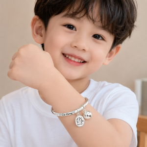 Vòng bạc tròn trơn khắc tên và charm con giáp cho bé