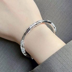 Vòng kiềng bạc nữ họa tiết hoa nổi thanh lịch
