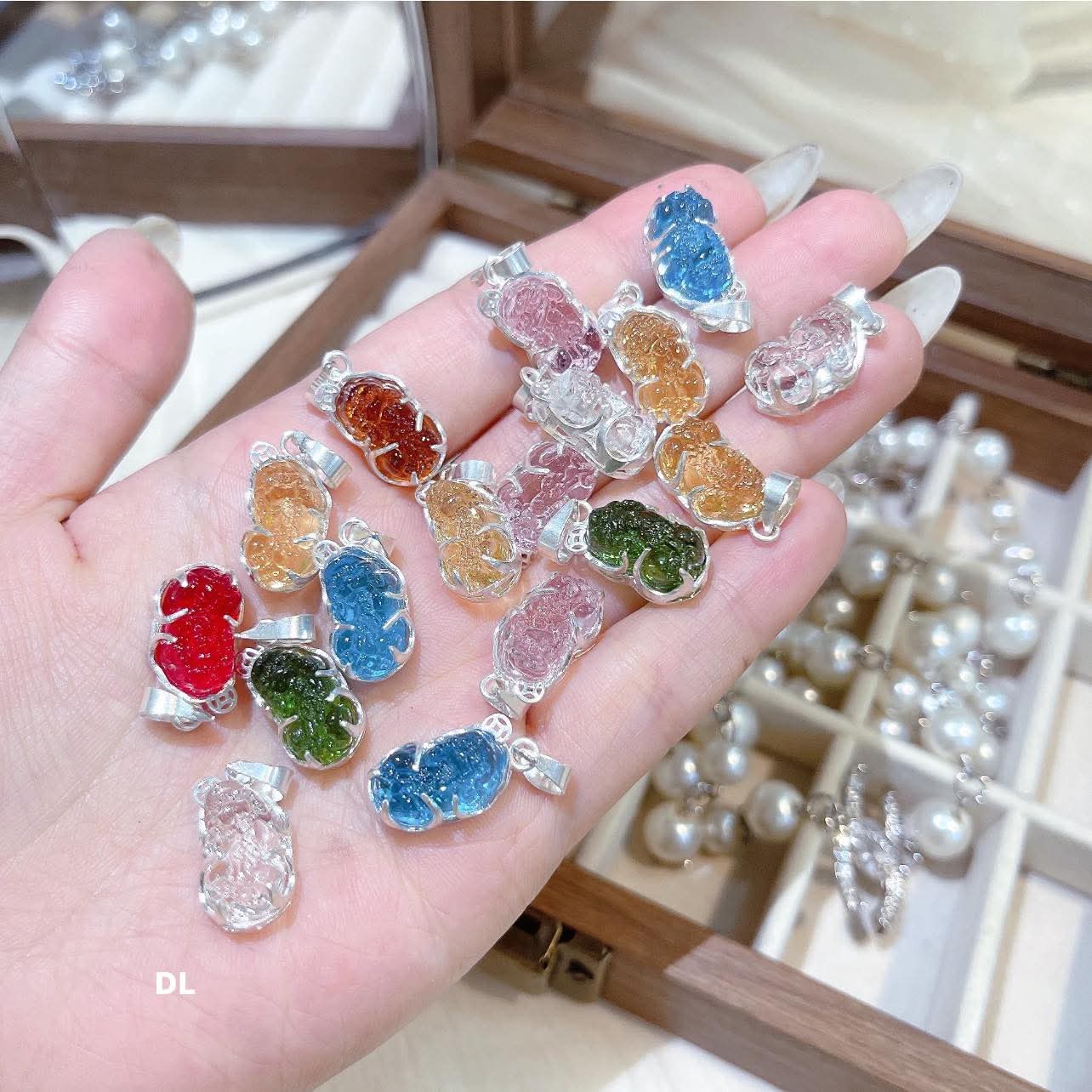 Ảnh thực tế mặt dây chuyền tỳ hưu cho nữ đủ màu Ảnh thực tế mặt dây chuyền tỳ hưu cho nữ đủ màu