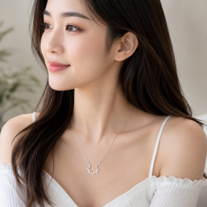 Dây chuyền bạc mặt trời trong phim