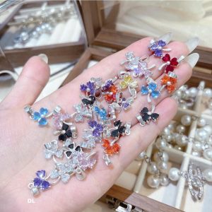 Mặt dây chuyền cỏ lá bằng bạc đính đá