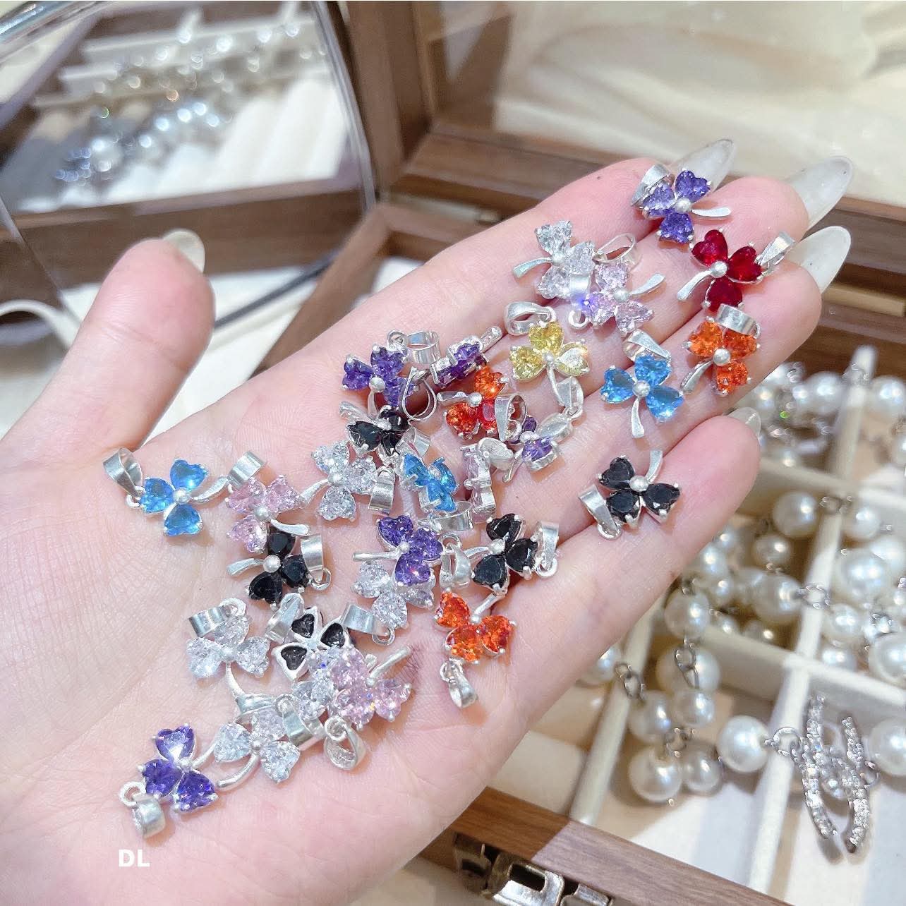 Mặt dây chuyền cỏ lá bằng bạc đính đá