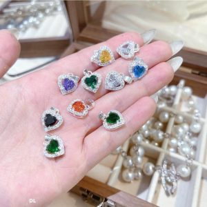 Mặt dây chuyền trái tim viền đá