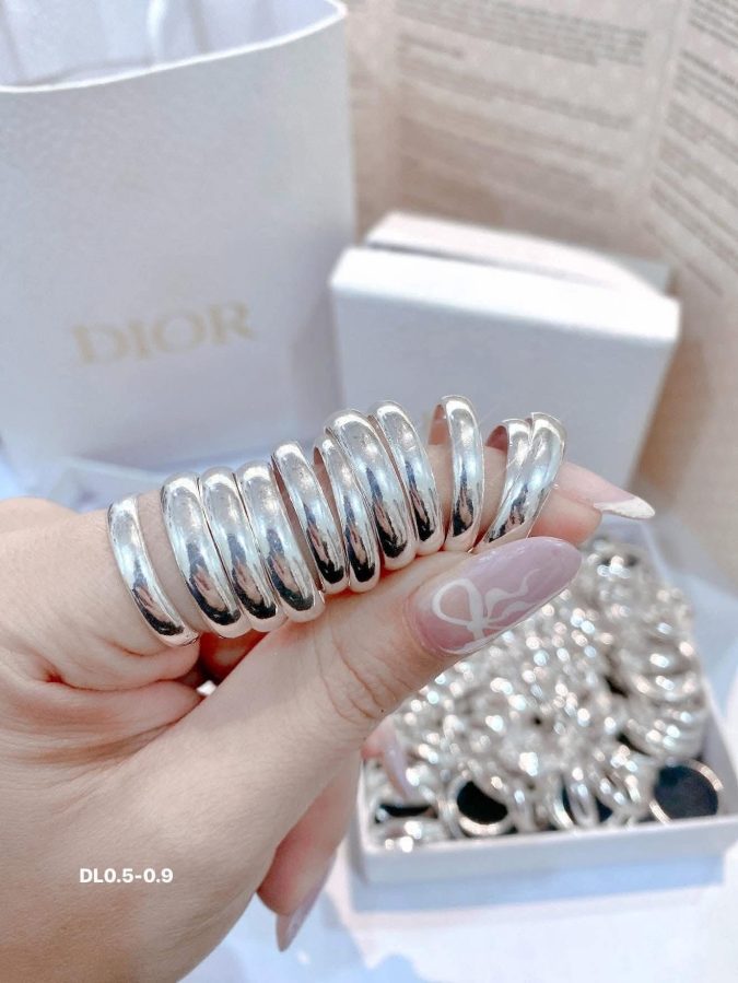 Nhẫn bạc nam dưới 1 triệu: 6 mẫu thật và cách chọn