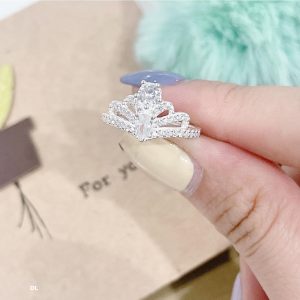 Nhẫn cưới của Angela Baby chất liệu bạc
