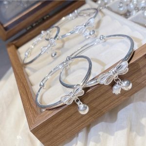 Vòng tay bạc nữ nơ treo cầu không đá