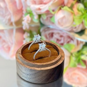 nhẫn cầu hôn Moissanite đính đá sang trọng