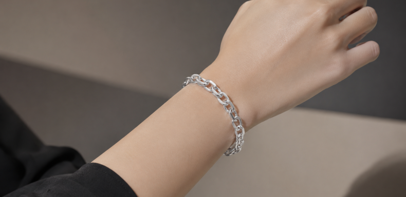 Lắc Tay Xích Bạc Nữ Luôn Là Sự Lựa Chọn Số Cho Cô Nàng Cá Tính