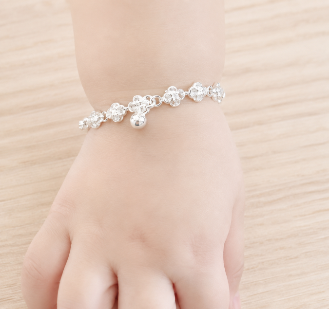 Lắc bạc cho bé gái đầy tháng: 7 tiêu chí chọn quà và lưu ý an toàn