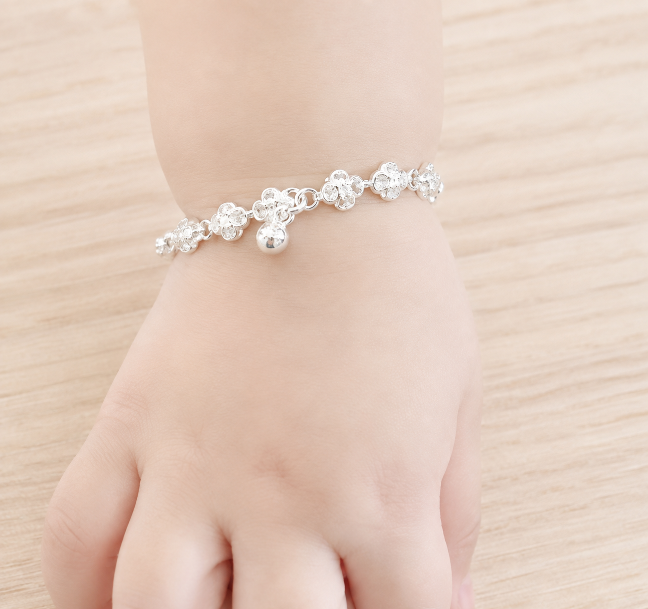 Lắc bạc trẻ em hoa cánh