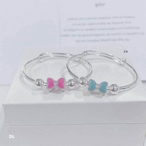 Lắc chân cho bé gái sơ sinh