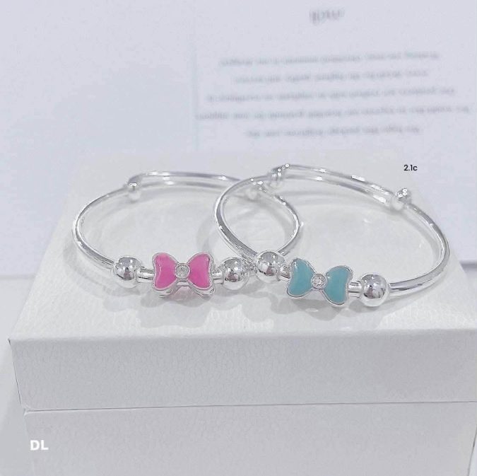 Lắc chân cho bé gái sơ sinh nên chọn loại nào? Cách chọn size và lưu ý an toàn
