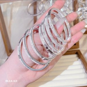 Vòng tay Cartier Love bằng bạc sang chảnh