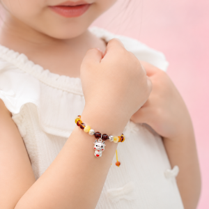 Vòng tay hổ phách mix charm trâu bạc cho bé