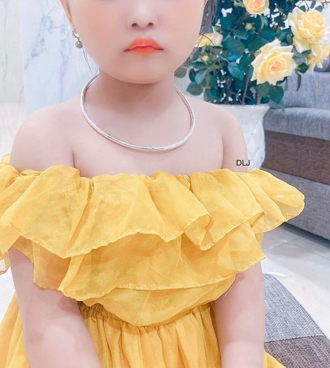 Kiềng bạc đeo cổ cho trẻ nên chọn thế nào? Cách đo size và lưu ý an toàn