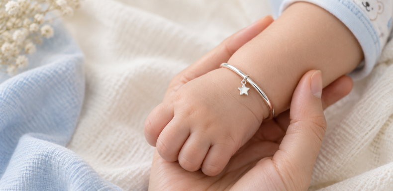 Lắc bạc cho bé trai tháng chọn size trọng lượng và kiểu charm nào phù hợp