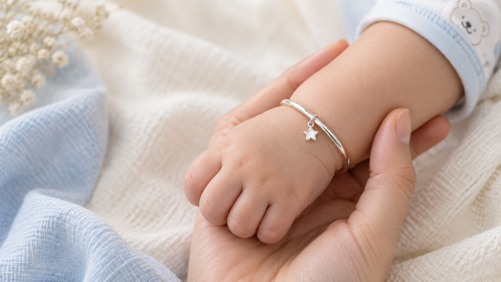 Lắc bạc cho bé trai tháng chọn size trọng lượng và kiểu charm nào phù hợp