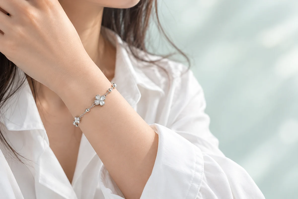 Lắc tay bạc hoa thanh mảnh trên cổ tay, ảnh minh họa phong cách
