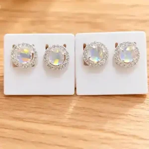 Bông tai nụ nữ đá ánh cầu vồng dáng tròn viền đá lấp lánh trên nền gỗ sáng