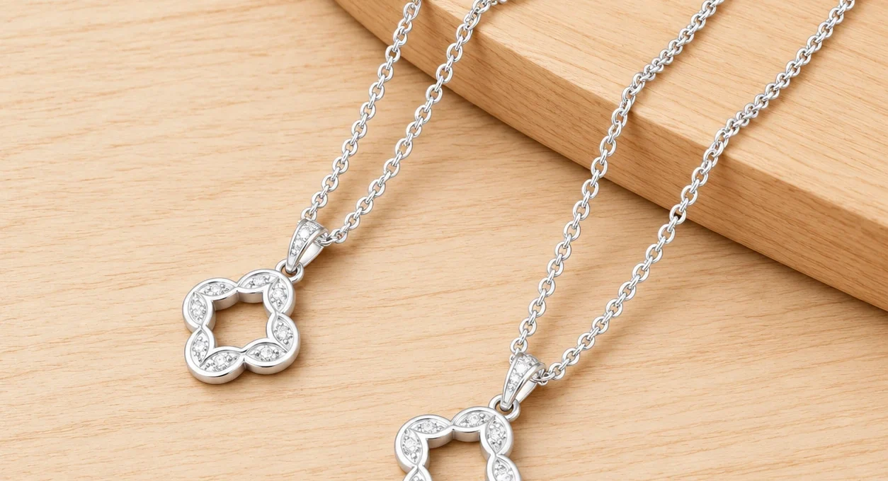 Hai dây chuyền bạc nữ 925 mặt hoa bốn cánh rỗng viền đá, nền gỗ sáng, ảnh rõ nét 1254px