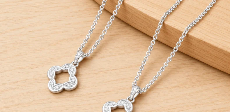 Hai dây chuyền bạc nữ 925 mặt hoa bốn cánh rỗng viền đá, nền gỗ sáng, ảnh rõ nét 1254px