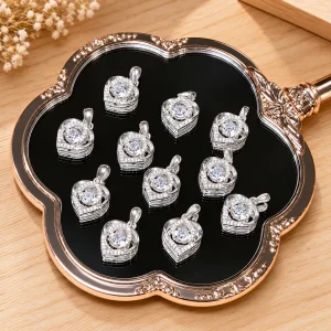 Mặt dây chuyền nữ bạc 925 trái tim xếp lớp đính đá tròn ở giữa trên khay trang sức nền gỗ sáng