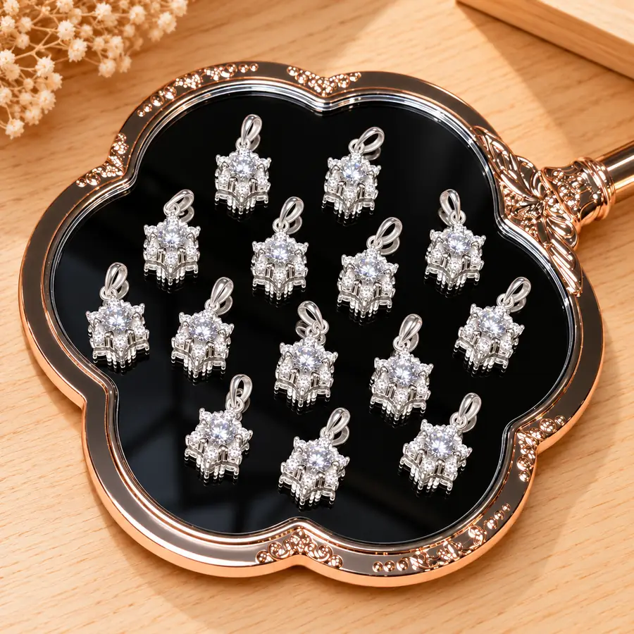 Mặt dây chuyền bạc 925 cụm đá hình hoa sao nhiều cánh trên khay trang sức nền gỗ sáng