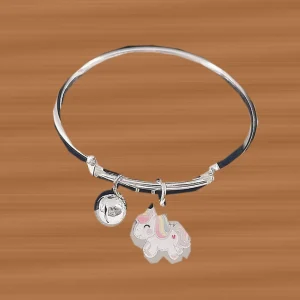 Vòng bạc trẻ em charm ngựa Pony, chuông bạc và charm ngựa nhỏ, hình sản phẩm gốc trên nền gỗ